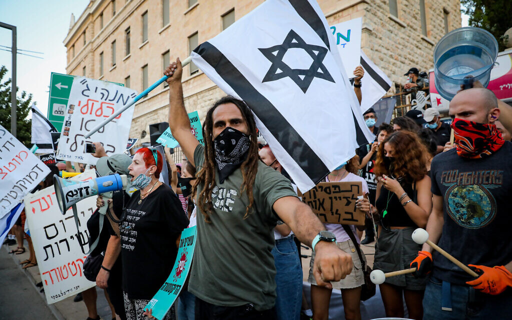 Demonstrators protest against Prime Minister Benjamin Netanyahu outside the Prime Minister's official residence in Jerusalem on July 16, 2020. (Olivier Fitoussi/Flash90)