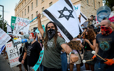 Demonstrators protest against Prime Minister Benjamin Netanyahu outside the Prime Minister's official residence in Jerusalem on July 16, 2020. (Olivier Fitoussi/Flash90)
