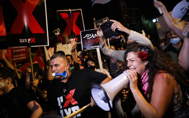 Demonstrators protest against Prime Minister Benjamin Netanyahu outside his official residence in Jerusalem on July 16, 2020. (Olivier Fitoussi/Flash90) Demonstrators protest against Prime Minister Benjamin Netanyahu outside his official residence in Jerusalem on July 16, 2020. (Olivier Fitoussi/Flash90)