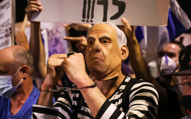 Israelis protest against Prime Minister Benjamin Netanyahu outside his official residence in Jerusalem on July 18, 2020. (Olivier Fitoussi/Flash90) Israelis protest against Prime Minister Benjamin Netanyahu outside his official residence in Jerusalem on July 18, 2020. (Olivier Fitoussi/Flash90)
