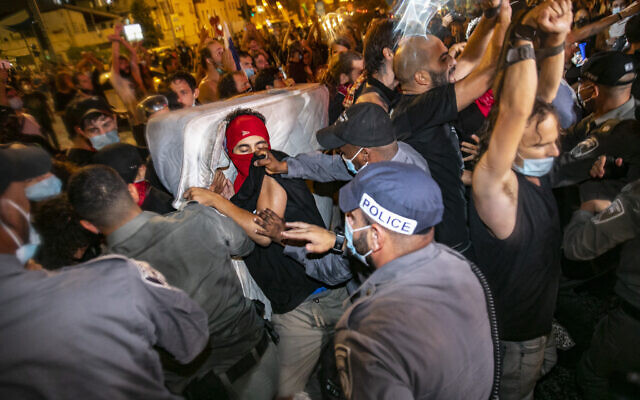 Demonstrators protest against Prime Minister Benjamin Netanyahu outside his residence in Jerusalem, on July 18, 2020. (Olivier Fitoussi/Flash90) Demonstrators protest against Prime Minister Benjamin Netanyahu outside his residence in Jerusalem, on July 18, 2020. (Olivier Fitoussi/Flash90)