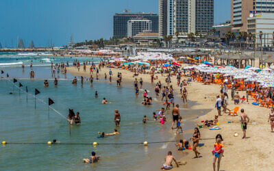 Israelis enjoy the beach in Tel Aviv on July 18, 2020 (Yossi Aloni/Flash90)