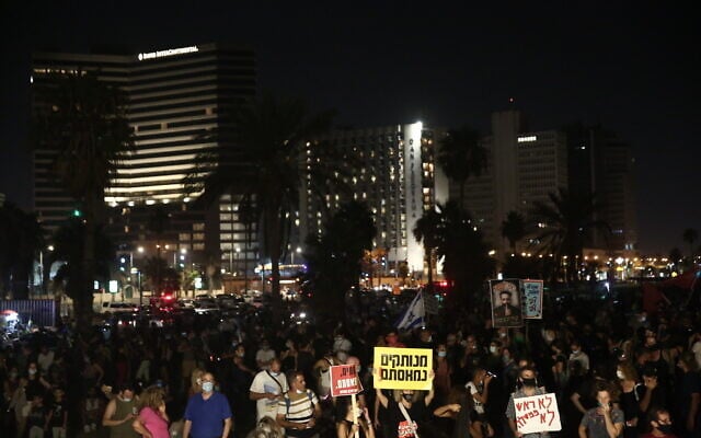 Israeli protesters gathered in Charles Clore Park in Tel Aviv on Saturday July 25, 2020 to protest against PM Benjamin Netanyahu. (Flash90) Israeli protesters gathered in Charles Clore Park in Tel Aviv on Saturday July 25, 2020 to protest against PM Benjamin Netanyahu. (Flash90)