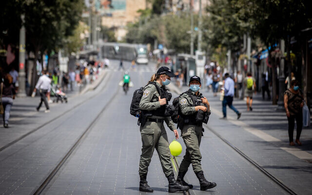 Border police officers enforce the coronavirus regulations on Jaffa Street in downtown Jerusalem on July 28, 2020. (Yonatan Sindel/Flash90) Border police officers enforce the coronavirus regulations on Jaffa Street in downtown Jerusalem on July 28, 2020. (Yonatan Sindel/Flash90)