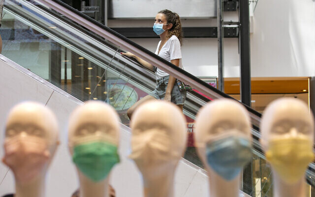 Jerusalemites, wearing face masks for fear of the coronavirus, shop at the Malha Mall in Jerusalem in Jerusalem on July 29, 2020. (Olivier Fitoussi/Flash90) Jerusalemites, wearing face masks for fear of the coronavirus, shop at the Malha Mall in Jerusalem in Jerusalem on July 29, 2020. (Olivier Fitoussi/Flash90)