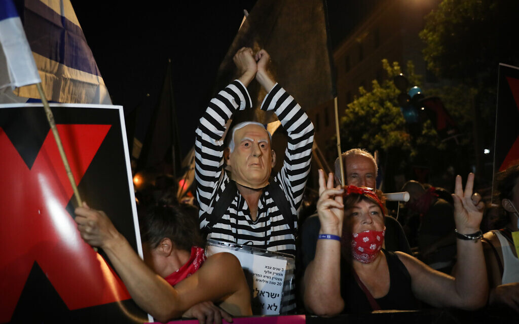 Israelis protest against Prime Minister Benjamin Netanyahu outside his official residence in Jerusalem on July 30, 2020. (Yonatan Sindel/Flash90) Israelis protest against Prime Minister Benjamin Netanyahu outside his official residence in Jerusalem on July 30, 2020. (Yonatan Sindel/Flash90)