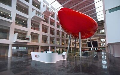 Reception area of Southampton's Solent University (Wikimedia Commons vi JTA)