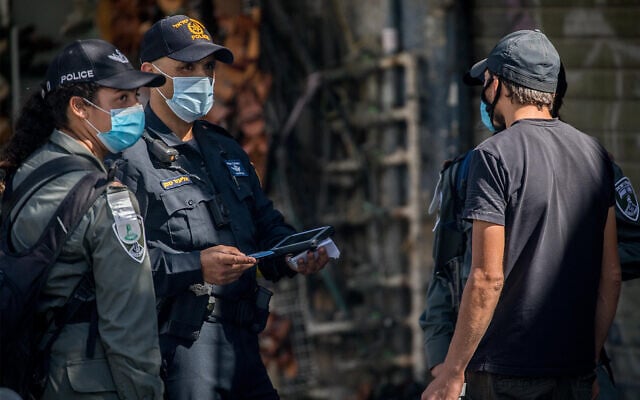 Police officers enforce emergency virus
regulations Jerusalem, July 7, 2020. (Yonatan Sindel/Flash90) Police officers enforce emergency virus
regulations Jerusalem, July 7, 2020. (Yonatan Sindel/Flash90)