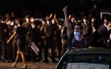 Demonstrators protest against Prime Minister Benjamin Netanyahu outside his Jerusalem residence, July 23, 2020. (Yonatan Sindel/Flash90)