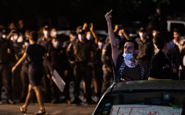 Demonstrators protest against Prime Minister Benjamin Netanyahu outside his Jerusalem residence, July 23, 2020. (Yonatan Sindel/Flash90) Demonstrators protest against Prime Minister Benjamin Netanyahu outside his Jerusalem residence, July 23, 2020. (Yonatan Sindel/Flash90)