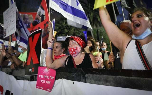 Israelis protest against Prime Minister Benjamin Netanyahu outside his official residence in Jerusalem on July 30, 2020. (Yonatan Sindel/Flash90) Israelis protest against Prime Minister Benjamin Netanyahu outside his official residence in Jerusalem on July 30, 2020. (Yonatan Sindel/Flash90)