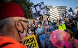 Israelis protest against Prime Minister Benjamin Netanyahu outside his official residence in Jerusalem on July 31, 2020. (Yonatan Sindel/Flash90)