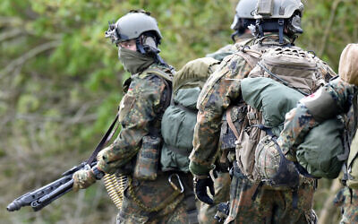 Paratroopers from the KSK (Kommando Spezialkraefte) special unit of Germany's armed forces taking part in a military exercise in Ahrenvioelfeld, northern Germany. (Carsten Rehder/dpa/AFP)