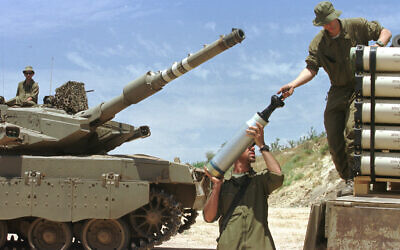 Israeli soldiers pack artillery and weapons during the withdrawal from Lebanon on June 22, 2000 (Flash90)