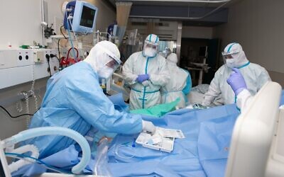 Medical staff treat a coronavirus patient at Shaare Zedek Medical Center in Jerusalem, July 2020. (Tal Cheres)