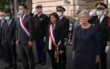 France’s veterans’ minister Geneviève Darrieussecq (right) and Paris Mayor Anne Hidalgo (2nd right) take part in a ceremony commemorating the Vel d’Hiv roundup of Jews during World War II, in Paris, July 19, 2020 (video screenshot)
