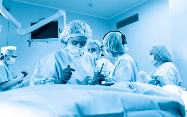 Doctors try to save a patient from pneumonia of the virus COVID-19 (iStock)