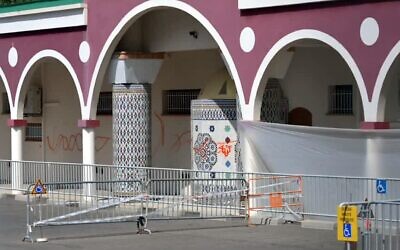 Graffiti at a mosque in the town of Agen in southwestern France. (screenshot: YouTube)