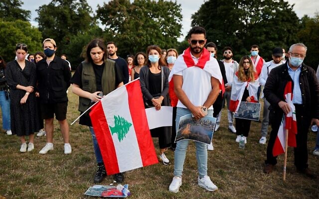 Lebanese come together for a vigil held at Kensington gardens in central London to honor the victims of the Beirut blast on August 5, 2020. (Tolga Akmen / AFP) Lebanese come together for a vigil held at Kensington gardens in central London to honor the victims of the Beirut blast on August 5, 2020. (Tolga Akmen / AFP)