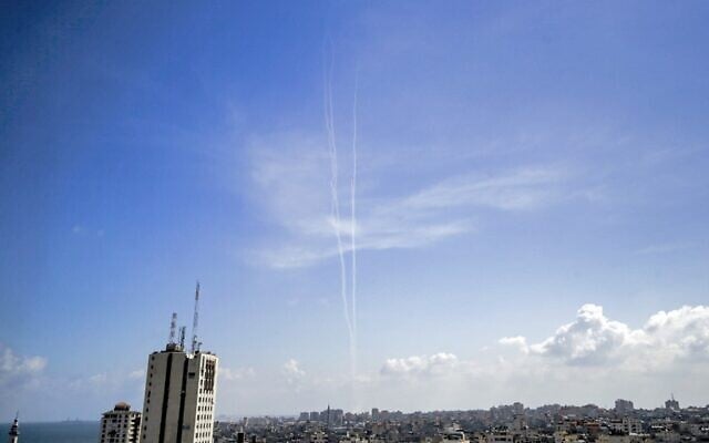 This picture taken from Gaza City shows a view of smoke trails from test rockets fired by Hamas, on August 10, 2020. (Mohammed ABED / AFP) This picture taken from Gaza City shows a view of smoke trails from test rockets fired by Hamas, on August 10, 2020. (Mohammed ABED / AFP)