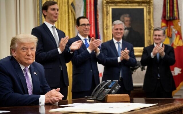(L-R, rear) US senior presidential advisor Jared Kushner, US Secretary of the Treasury Steven Mnuchin and US National Security Advisor Robert O'Brien clap for US President Donald Trump after he announced an agreement between the United Arab Emirates and Israel to normalize diplomatic ties, at the White House, August 13, 2020. (Brendan Smialowski / AFP) (L-R, rear) US senior presidential advisor Jared Kushner, US Secretary of the Treasury Steven Mnuchin and US National Security Advisor Robert O'Brien clap for US President Donald Trump after he announced an agreement between the United Arab Emirates and Israel to normalize diplomatic ties, at the White House, August 13, 2020. (Brendan Smialowski / AFP)