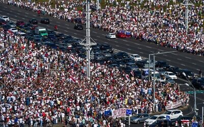 Belarus opposition supporters attend a rally in central Minsk on August 16, 2020. (Sergei GAPON / AFP)