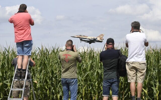 Plane spotting enthusiasts photograph the approach of an Israeli F-16 bomber at the airbase at Noervenich, western Germany on August 17, 2020. (Roberto Pfeil / dpa / AFP)