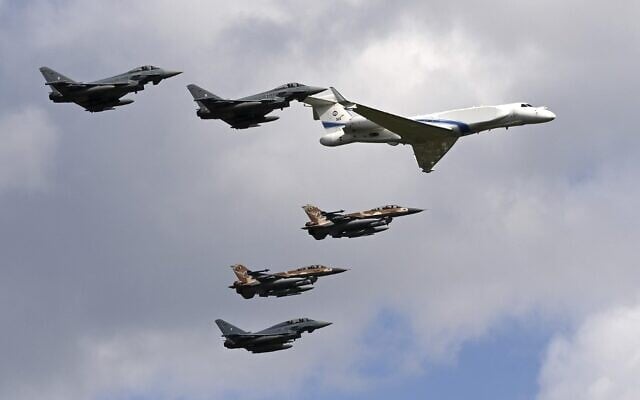 German air force Bundeswehr Eurofighters and Israeli Air Force F-16 jets and a Gulfstream plane fly in formation near Munich in commemoration of the 1972 Munich Olympic Games massacre in which 11 Israeli athletes were killed, on August 18, 2020. (Christof STACHE / AFP)