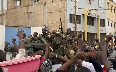 Malian soldiers are celebrated as they arrive at the Independence square in Bamako on August 18, 2020. (MALIK KONATE / AFP)
