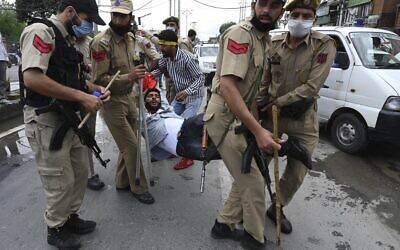 A Kashmiri Shiite Muslim man is detained by Indian police as devotees defy restrictions for a Muharram procession in Srinagar on August 28, 2020 (Tauseef MUSTAFA / AFP)