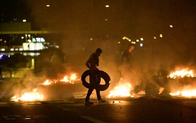 Demonstrators burn tyres during clashes with police in the Rosengard neighbourhood of Malmo, Sweden, on August 28, 2020 ( TT NEWS AGENCY / AFP) Demonstrators burn tyres during clashes with police in the Rosengard neighbourhood of Malmo, Sweden, on August 28, 2020 ( TT NEWS AGENCY / AFP)