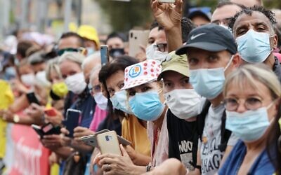 Spectators wearing face masks wait for the start of the 1st stage of the 107th edition of the Tour de France cycling race on August 29, 2020. (KENZO TRIBOUILLARD / AFP)