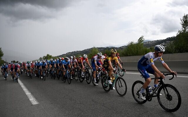 Riders compete during the 1st stage of the 107th edition of the Tour de France cycling race in Nice. (Anne-Christine POUJOULAT / AFP)