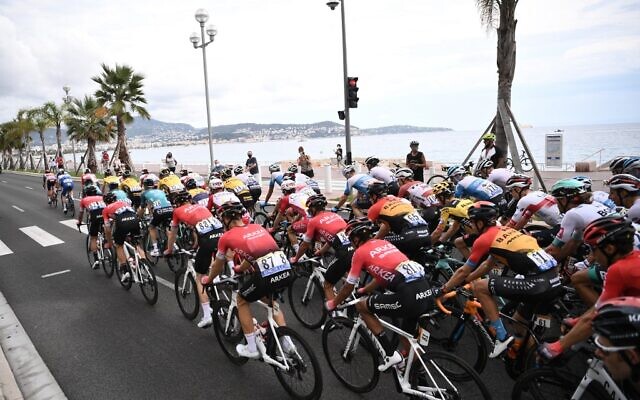 Riders compete during the 1st stage of the Tour de France cycling race, starting in Nice on August 29, 2020. (Anne-Christine POUJOULAT / AFP)