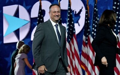 Senator from California and Democratic vice presidential nominee Kamala Harris and her husband Douglas Emhoff (L) walk off stage at the end of the last day of the Democratic National Convention on August 20, 2020. (Olivier DOULIERY / AFP)