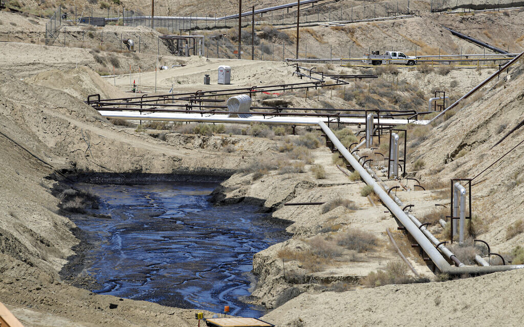 Illustrative: A crew works on seepage of 800,000 gallons of oil and brine water oil from an abandoned well in Chevron Corp's Cymric oilfield in McKittrick, California, July 24, 2019 (Irfan Khan/Los Angeles Times via AP, Pool, File) Illustrative: A crew works on seepage of 800,000 gallons of oil and brine water oil from an abandoned well in Chevron Corp's Cymric oilfield in McKittrick, California, July 24, 2019 (Irfan Khan/Los Angeles Times via AP, Pool, File)