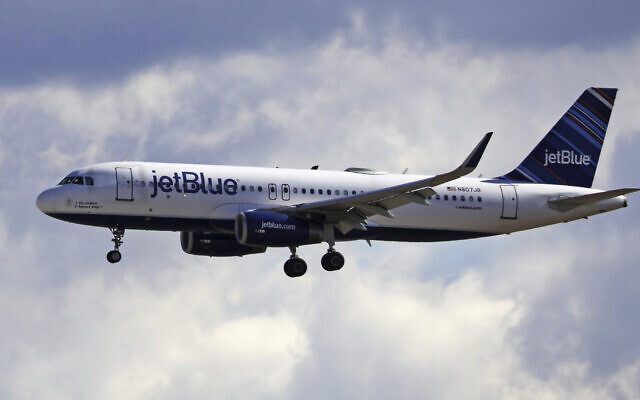 A JetBlue Airways flight flies in to Salt Lake City International Airport, Oct. 18, 2019, (Rick Bowmer/AP) A JetBlue Airways flight flies in to Salt Lake City International Airport, Oct. 18, 2019, (Rick Bowmer/AP)