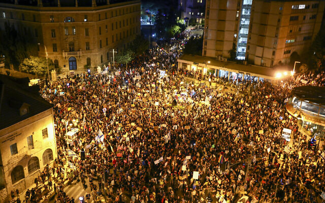 Thousands of protesters chant slogans and hold signs during a protest against Israel's Prime Minister Benjamin Netanyahu outside his residence in Jerusalem, Saturday, Aug 1, 2020. (AP/Oded Balilty) Thousands of protesters chant slogans and hold signs during a protest against Israel's Prime Minister Benjamin Netanyahu outside his residence in Jerusalem, Saturday, Aug 1, 2020. (AP/Oded Balilty)