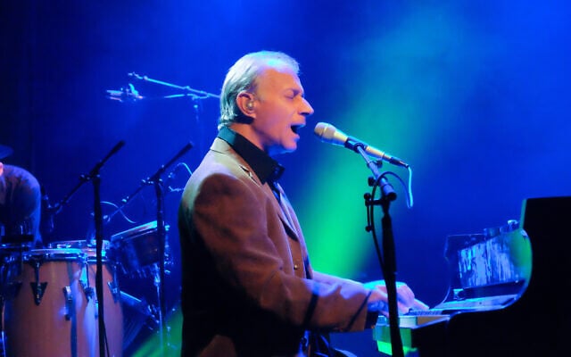 Israeli musician Matti Caspi performs in Gush Etzion on December 10, 2015.(Gershon Elinson/Flash 90) Israeli musician Matti Caspi performs in Gush Etzion on December 10, 2015.(Gershon Elinson/Flash 90)