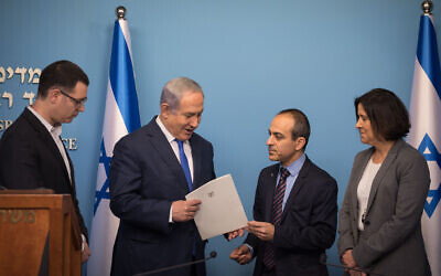 Prime Minister Benjamin Netanyahu (second from L) with then-Health Ministry director-general Moshe Bar Siman-Tov (L),  Professor Ronni Gamzu (C-R) and Osnat Luksemburg (R), at a press conference at the PMO in Jerusalem on December 29, 2017. (Hadas Parush/Flash90)