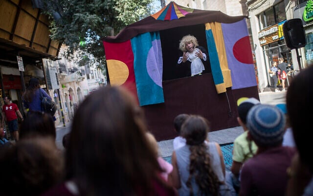 Street performers entertain children on the summer vacation on Ben Yehuda street in central Jerusalem, on August 13, 2019 (Hadas Parush/Flash90) Street performers entertain children on the summer vacation on Ben Yehuda street in central Jerusalem, on August 13, 2019 (Hadas Parush/Flash90)