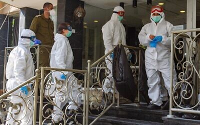 Soldiers of the Home Front Command seen at a nursing home in the city of Bnei Brak, April 14, 2020 (Flash90)