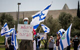 Right-wing activists protest in support of Prime Minister Benjamin Netanyahu, outside the Supreme Court in Jerusalem, April 20, 2020. (Yonatan Sindel/Flash90)