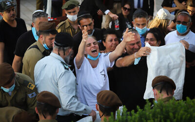 Nava Revivo, center, mother of late IDF soldier Amit Ben-Ygal, cries at his funeral at the cemetery in Be'er Ya'akov, May 12, 2020. (Yossi Aloni/Flash90)