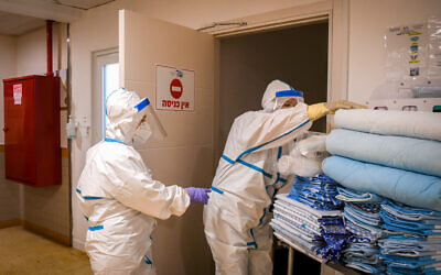 Illustrative: Workers in the coronavirus ward of Sheba Medical Center in Ramat Gan, July 27, 2020. (Yossi Zeliger/Flash90)