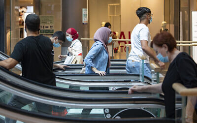 People wearing face masks due to the coronavirus shop at Malha Mall in Jerusalem on July 29, 2020. 
(Fitoussi/ Flash90)