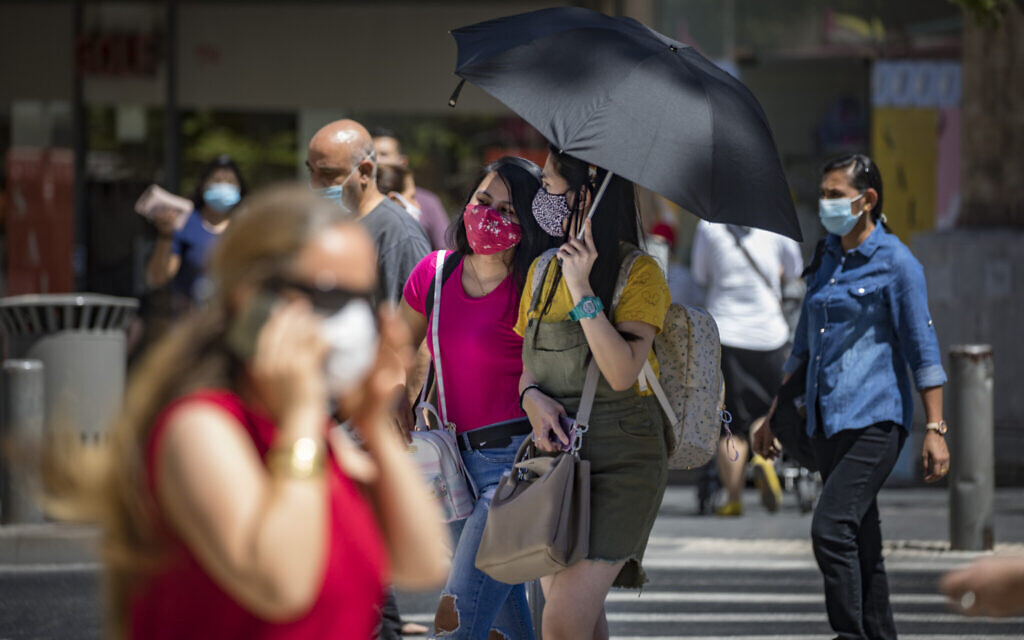 Jerusalem residents, wearing face masks for fear of the coronavirus, on Jaffa Street in the city center of Jerusalem, August 2, 2020. (Olivier Fitoussi/Flash90) Jerusalem residents, wearing face masks for fear of the coronavirus, on Jaffa Street in the city center of Jerusalem, August 2, 2020. (Olivier Fitoussi/Flash90)