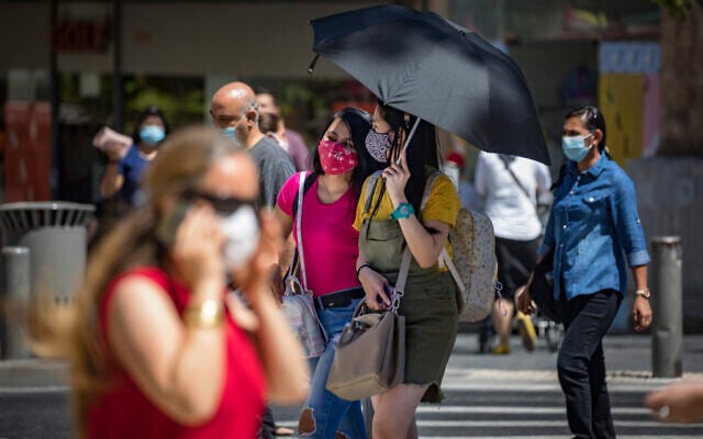 Jerusalem residents, wearing face masks for fear of the coronavirus, on Jaffa Street in the city center of Jerusalem, August 2, 2020. (Olivier Fitoussi/Flash90) Jerusalem residents, wearing face masks for fear of the coronavirus, on Jaffa Street in the city center of Jerusalem, August 2, 2020. (Olivier Fitoussi/Flash90)