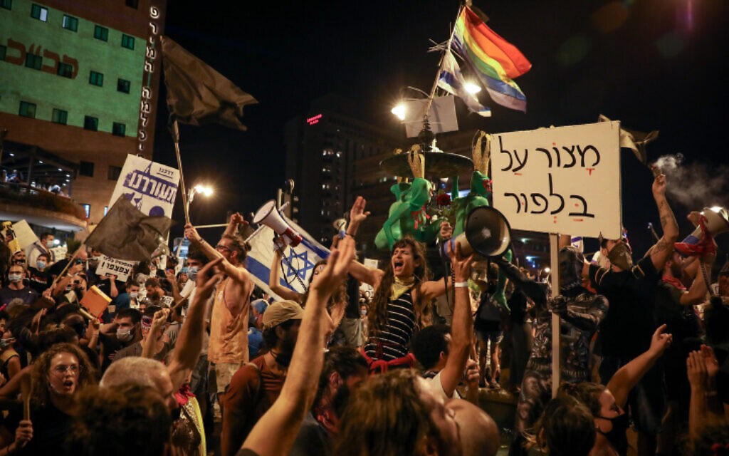 Israelis protest against Prime Minister Benjamin Netanyahu outside his official residence in Jerusalem on August 8, 2020. (Olivier Fitoussi/Flash90) Israelis protest against Prime Minister Benjamin Netanyahu outside his official residence in Jerusalem on August 8, 2020. (Olivier Fitoussi/Flash90)