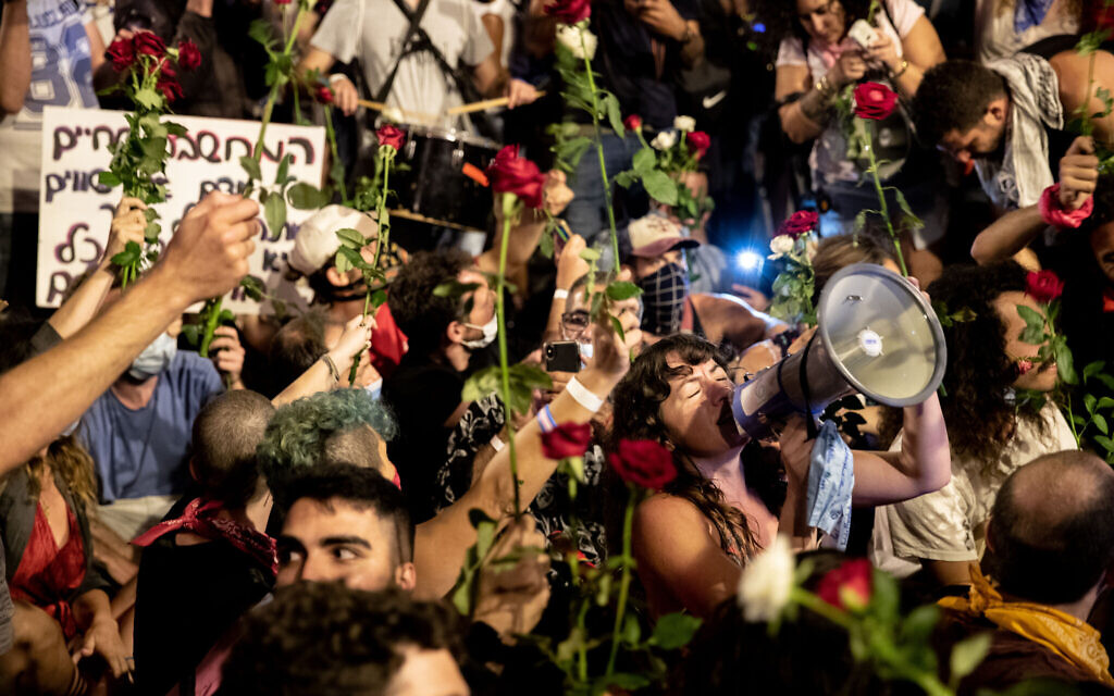 Protestors against Prime Minister Benjamin Netanyahu outside his official residence in Jerusalem on August 8, 2020. (Yonatan Sindel/Flash90) Protestors against Prime Minister Benjamin Netanyahu outside his official residence in Jerusalem on August 8, 2020. (Yonatan Sindel/Flash90)